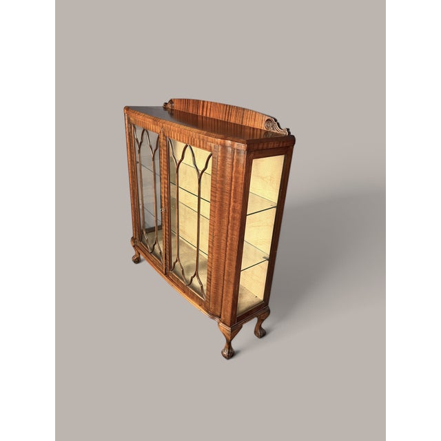 English Art Deco Display Cabinet in Figured Walnut, 1930 For Sale - Image 4 of 11