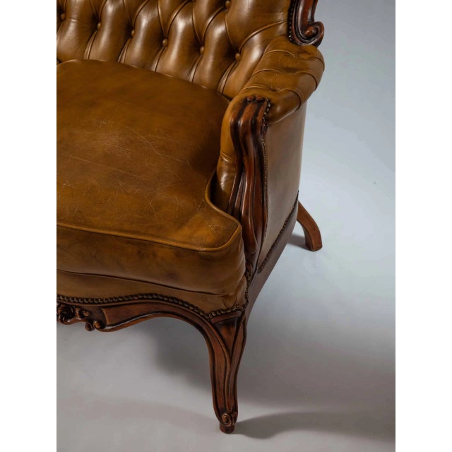 Beautiful leather sofa that combines elegance with comfort. This piece is ideal for lovers of classic design and luxury....