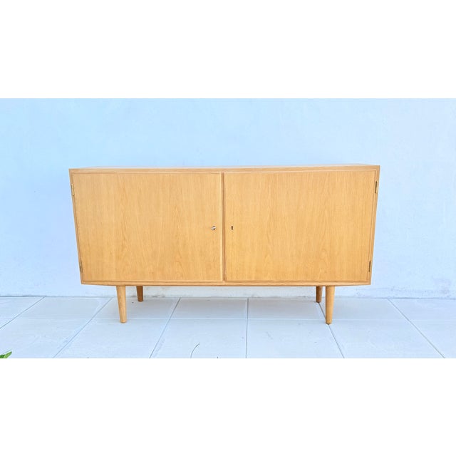Danish Oak Sideboard by Carlo Jensen for Poul Hundevad, 1960s, in Good conditions. Designed 1960 to 1969 This piece has an...