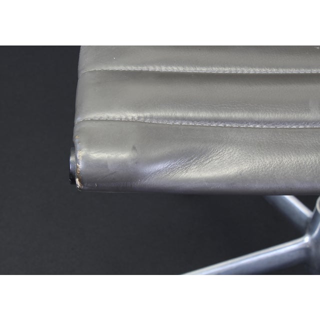 Ea117 Office Chair by Charles & Ray Eames for Herman Miller, 1980s For Sale - Image 4 of 14