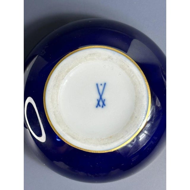 Cobalt Blue and Floral Lidded Porcelain Box from Meissen, 1924-1934 For Sale - Image 6 of 7
