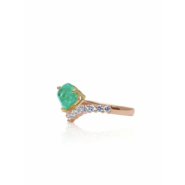 Art Deco 1.37 Kite Cut Curved Natural Colombian Emerald in 18k Rose Gold, Size 6.5 For Sale - Image 3 of 4