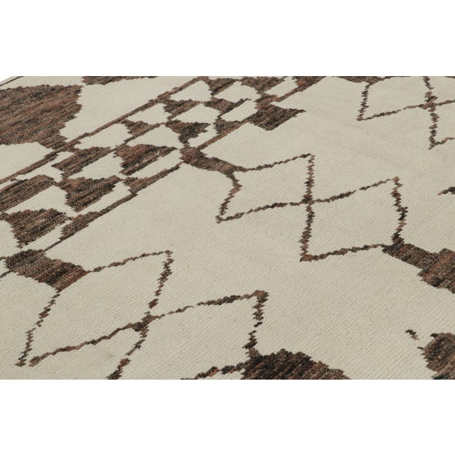 2010s Rug & Kilim’s Contemporary Moroccan Style Geometric Rug in Beige-Brown For Sale - Image 5 of 7