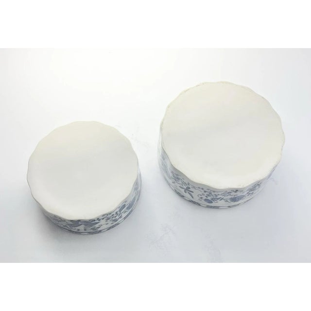 Seymour Mann 1980s Seymour Mann, Vienna Woods “Blue Onion” 2 Ceramic Round Casserole Soufflé Dishes For Sale - Image 4 of 7