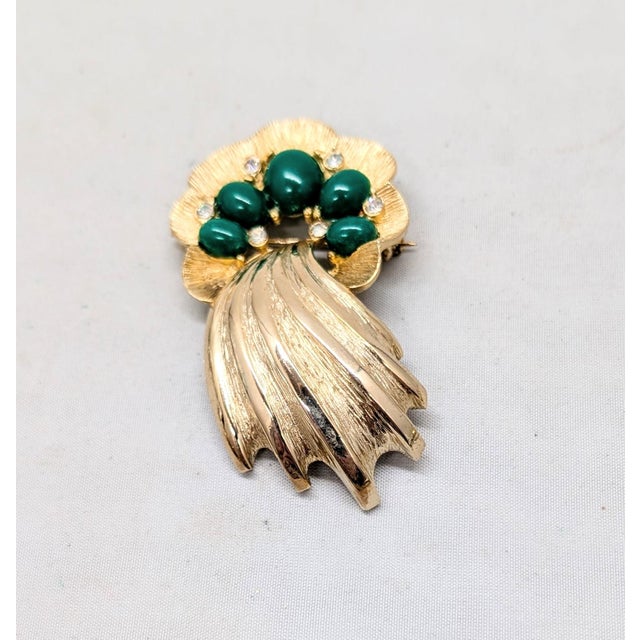 1960s Vintage Signed Ledo 1961 Goldtone Faux-Jade Cabochon & Clear Rhinestone Comet Brooch For Sale - Image 5 of 8