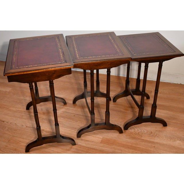 1930s Vintage English Regency Mahogany Wood Leather Top Nesting Tables Tiered Set For Sale - Image 4 of 13