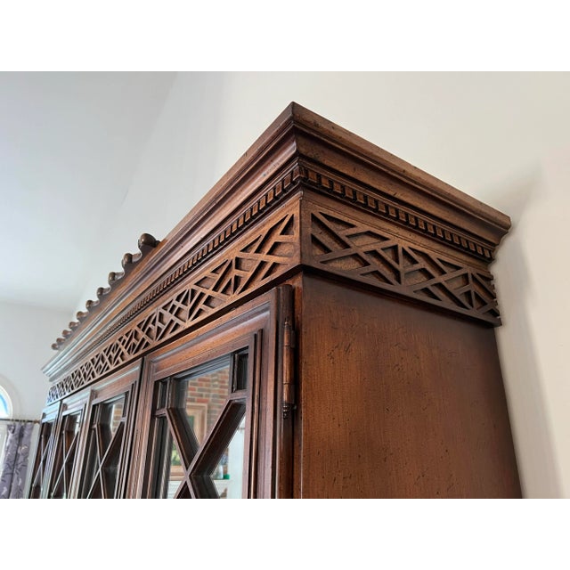 Late 20th Century Chinese Chippendale Chinoiserie Style Lighted China Cabinet With Pagoda Top and Mirrored Doors For Sale - Image 4 of 12