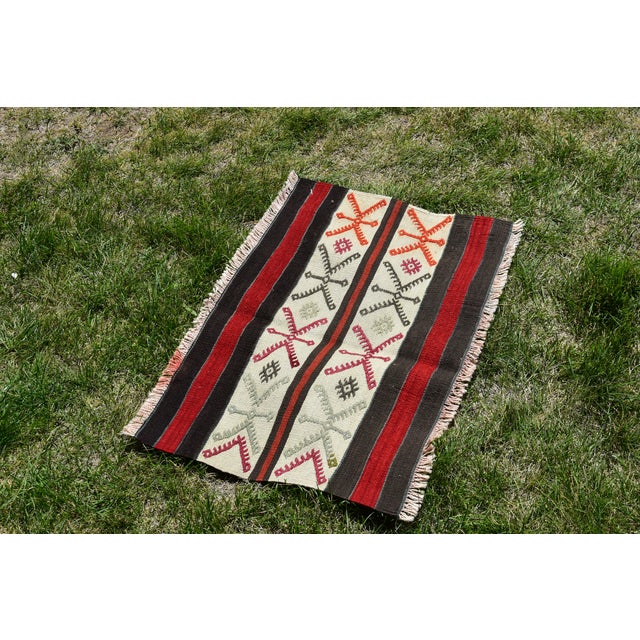 Rustic 1950s Hair Band Motif Rustic Style Turkish Vintage Handwoven Kilim Rug For Sale - Image 3 of 11