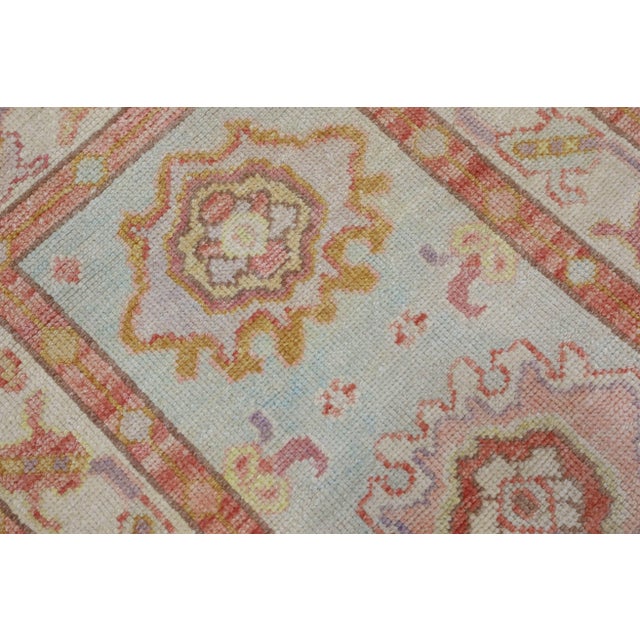 This modern Turkish Oushak rug is a stunning piece of art that has been handwoven using traditional techniques by skilled...