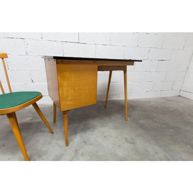 Discover this Baumann desk and chair set from the 1960s, an iconic piece of vintage design. The desk, with its Formica top...