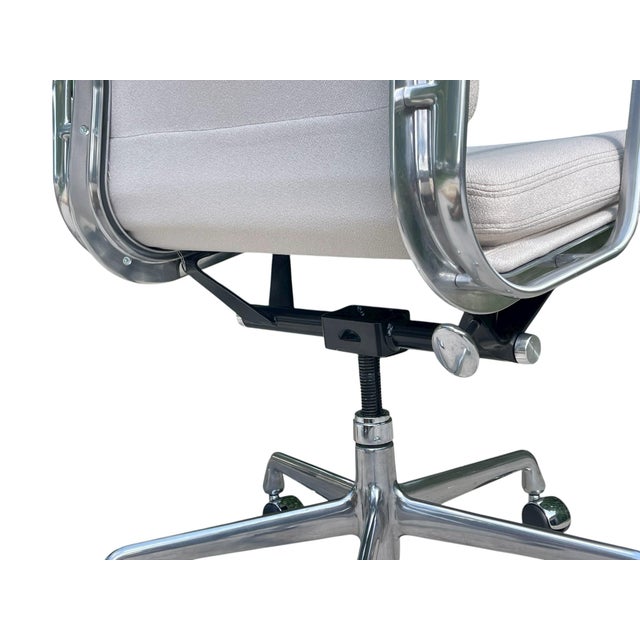 Metal Eames for Herman Miller Soft Pad Executive Chair Ea437 in Buff Pebble Weave (2022) For Sale - Image 7 of 12