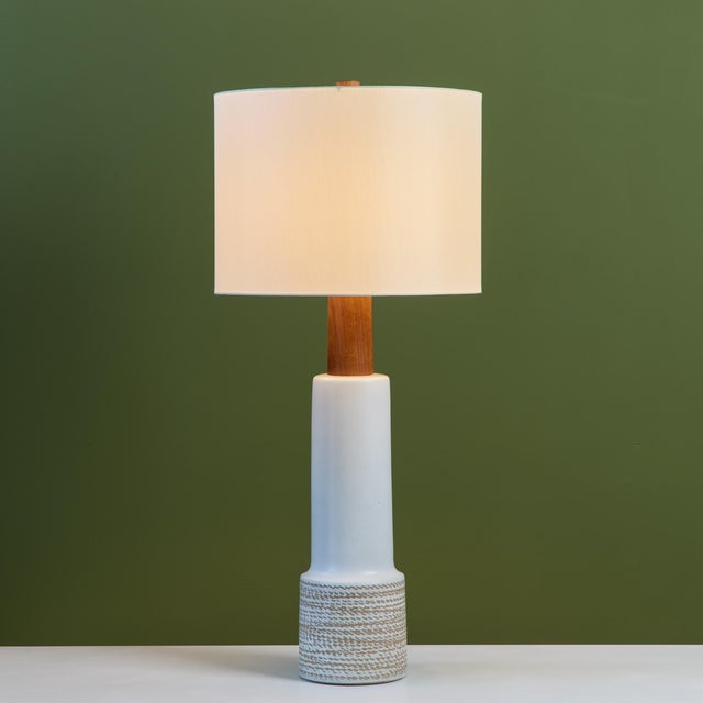 Wood 1950s Gordon and Jane Martz Oversized White Ceramic Table Lamp For Sale - Image 7 of 13