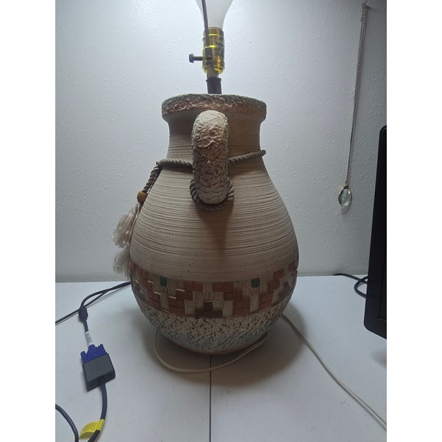 This vintage Southwest Navajo jug design plaster mid-century table lamp from the 1980s exudes a unique charm with its...