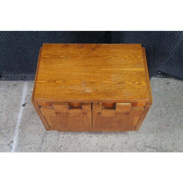 Lane Furniture 1970s Lane Staccato Mid Century Modern Oak Brutalist Nightstand Cabinet Side Table For Sale - Image 4 of 11