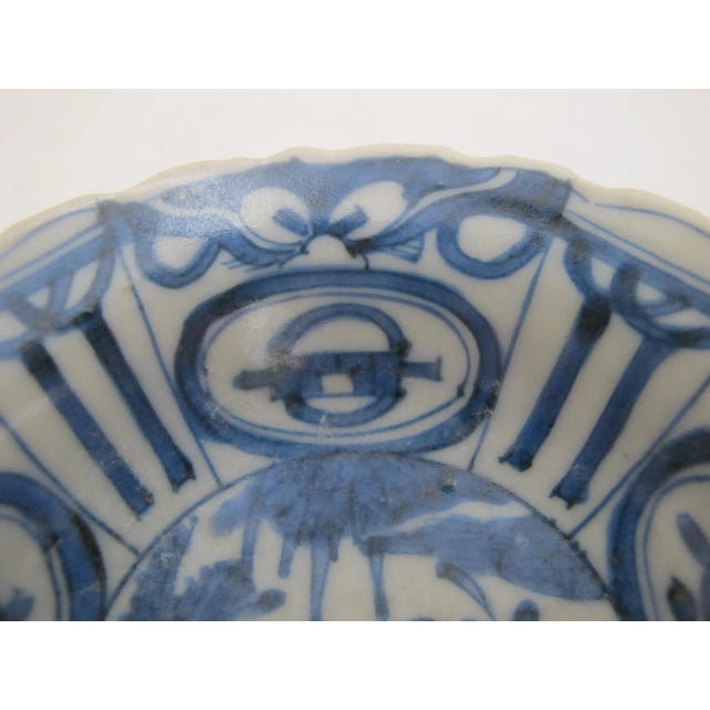 Antique Chinese Kraak ware porcelain bowl. Small Wanli style bowl or cup with scalloped rim showing a bird design in blue...