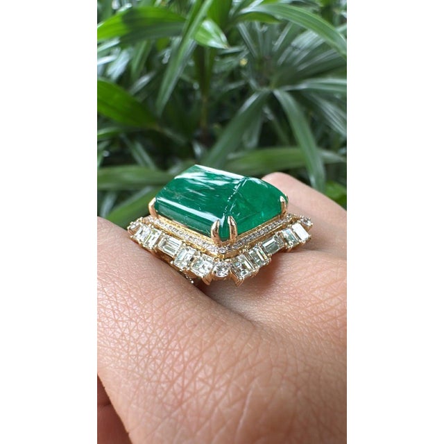 24.87 Carats, Natural Zambian Emerald Sugarloaf & Yellow Diamonds Cocktail Ring, Us Size 6.5 For Sale - Image 4 of 11