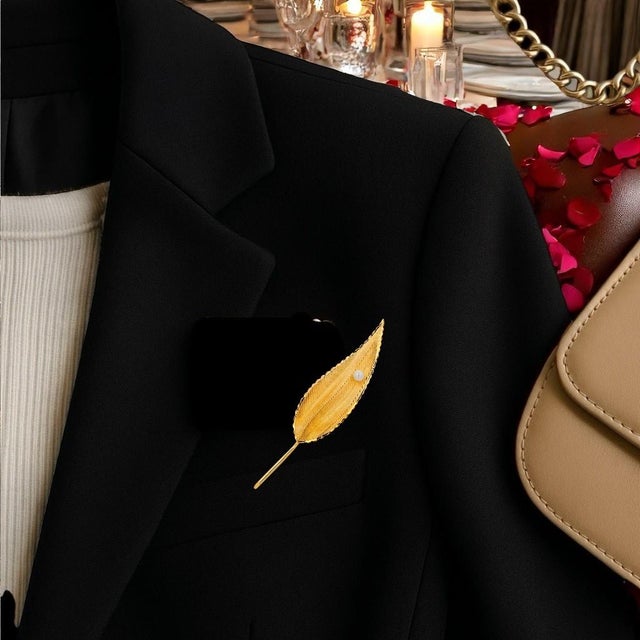 This exquisite Cartier 18 Karat Yellow Gold Leaf and Pearl Brooch is a timeless piece of luxury, reflecting the meticulous...