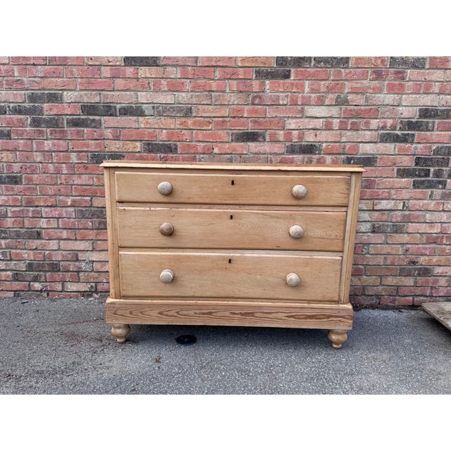 19th Century Pine Chest of Drawers For Sale In Nashville - Image 6 of 17