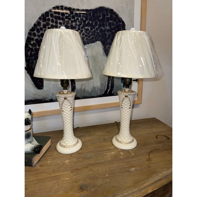 French Perfect Pair 1950s Pair of Vintage Ceramic Diminutive Basket Gold Bow Lamps. For Sale - Image 3 of 8