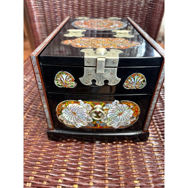 Asian Style 1950s Small Najeongchilgi Black Lacquer Jewelry Box With Abalone Inlay in the Shape of Butterflies and Flowers For Sale - Image 4 of 7