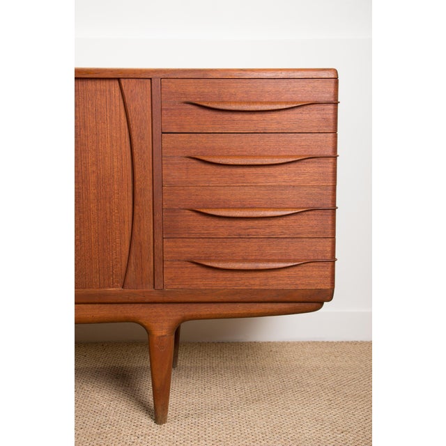 1960s Large Danish Teak Model U15 Sideboard by Johannes Andersen for Uldum Mobelfabrik, 1966 For Sale - Image 5 of 10