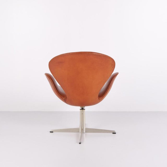 The Swan Model 3320 in Cognac Leather by Arne Jacobsen for Fritz Hansen, 1960s For Sale - Image 11 of 12