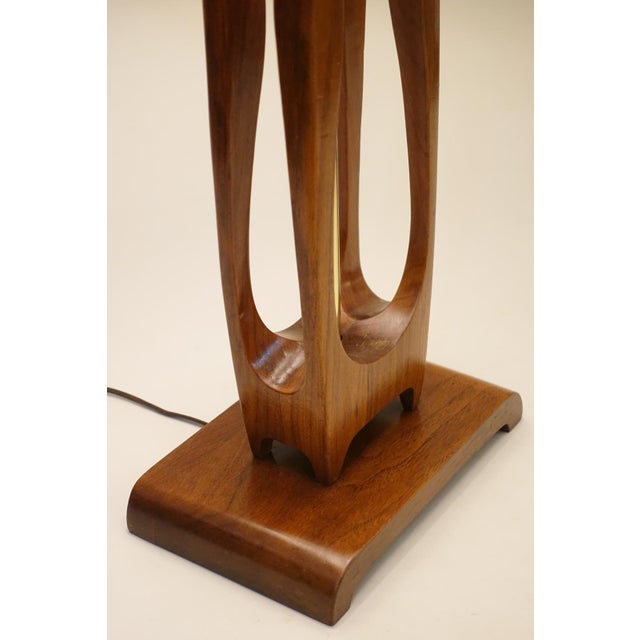 Adrian Pearsall Rare Atomic Modern Dogbone Walnut and Brass Table Lamp, 1950s, by Modeline, Attributed to Adrian Pearsall and Kagan For Sale - Image 4 of 10