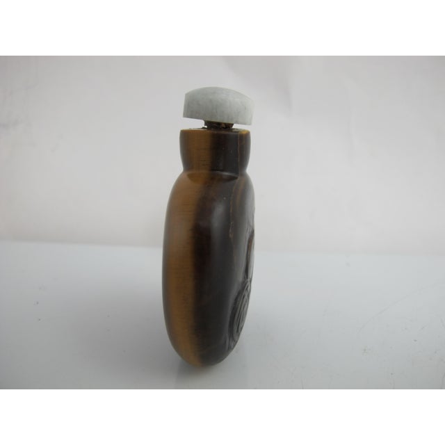 Early 20th Century Vintage Chinese Carved Tiger Eye Jade Stopper Snuff Bottle For Sale - Image 5 of 10