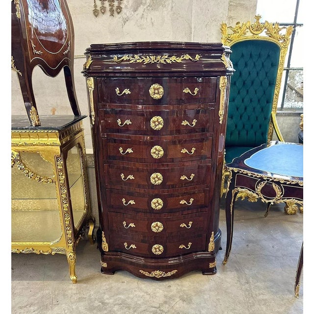 Stunning commode. Tall, narrow and shallow chest of drawers, characterized by having eight drawers. Boullé style...