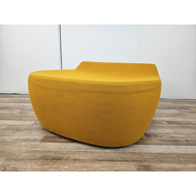 A combination of design and liveliness, this armchair in fire-retardant cold foamed foam with internal steel structure and...