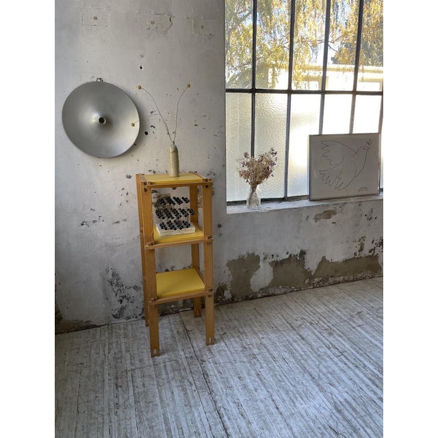 Very beautiful and timeless little shelf or box storage with its pine structure, modular in appearance. The three shelves...