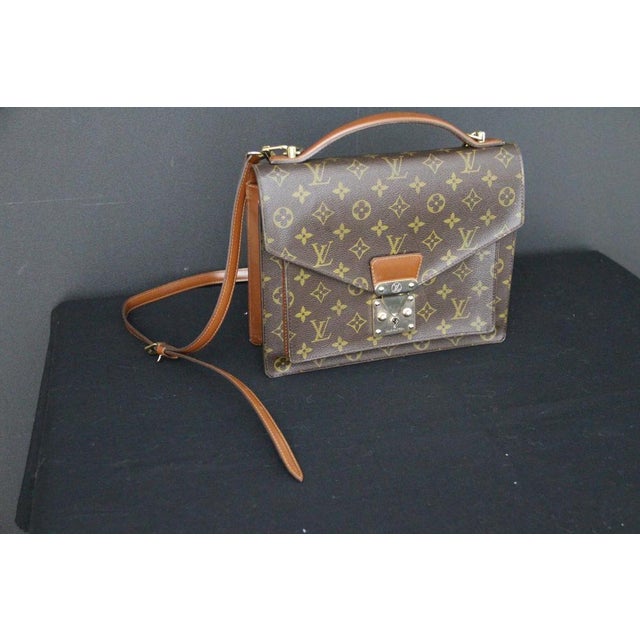 This authentic louis vuitton shoulder bag features the house's iconic monogrammed coated canvas, enhanced with a smooth...