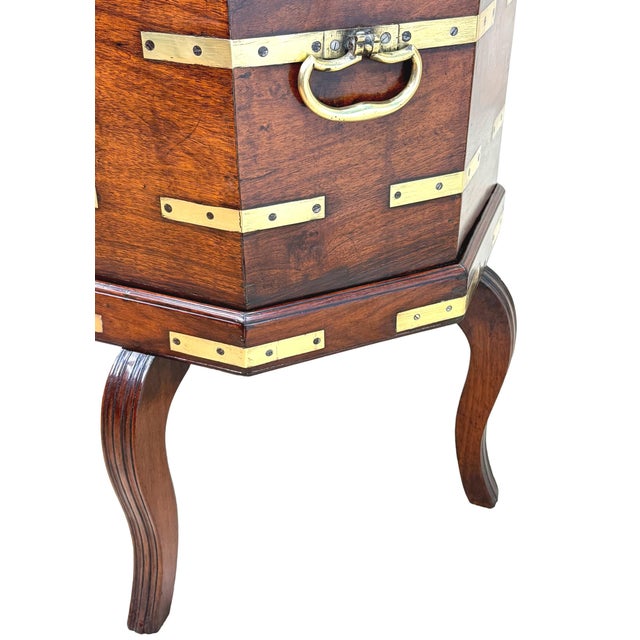 18th Century Georgian Anglo-Indian Padouk Cellarette, India, 1790 For Sale - Image 11 of 16