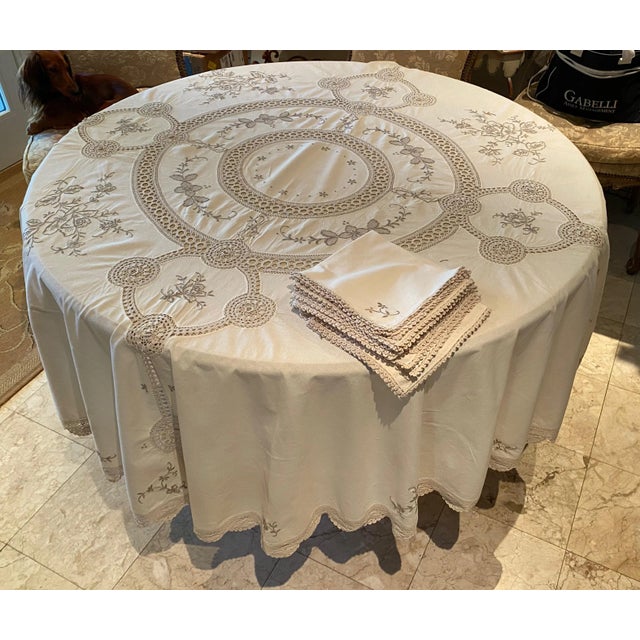 1960s 1960s Embroidered Cream & Ecru Round Madeira Lace Table Cloth & Napkins Set- 13 Pieces For Sale - Image 5 of 13