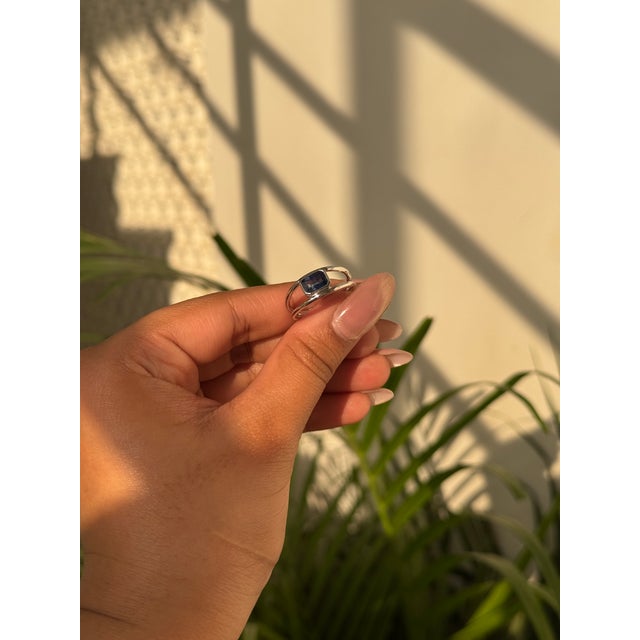 14k Gold 1.12 Carat Blue Sapphire Bezel Set Double Band Modernist Ring Size 5.5 For Sale In New York - Image 6 of 17