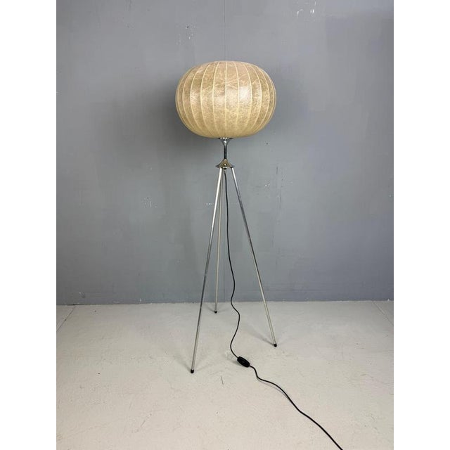 Stunning atmospheric tripod Cocoon floorlamp. Elegant, timeless and it blends with lost of interior styles. It's in a very...