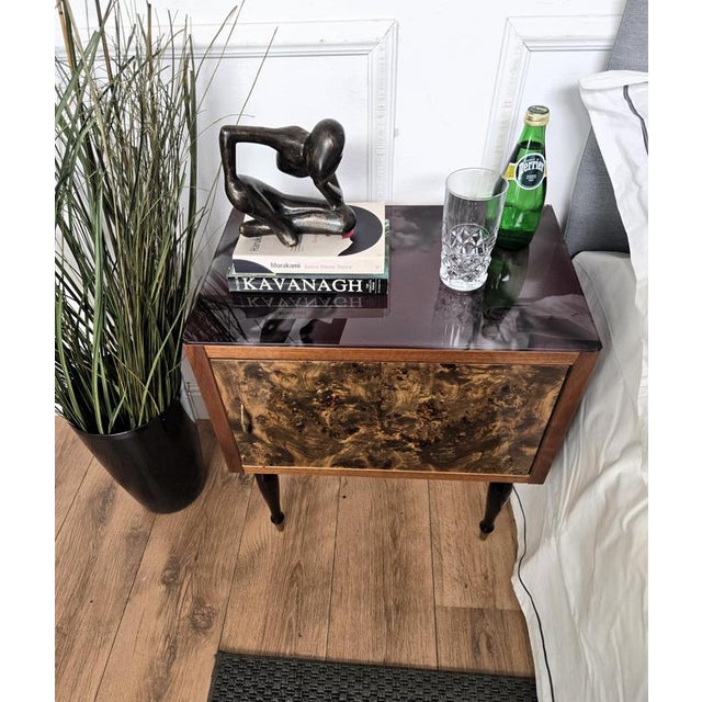 Mid-Century Italian Art Deco Style Nightstands in Walnut with Glass Tops, 1950s, Set of 2 For Sale - Image 4 of 11