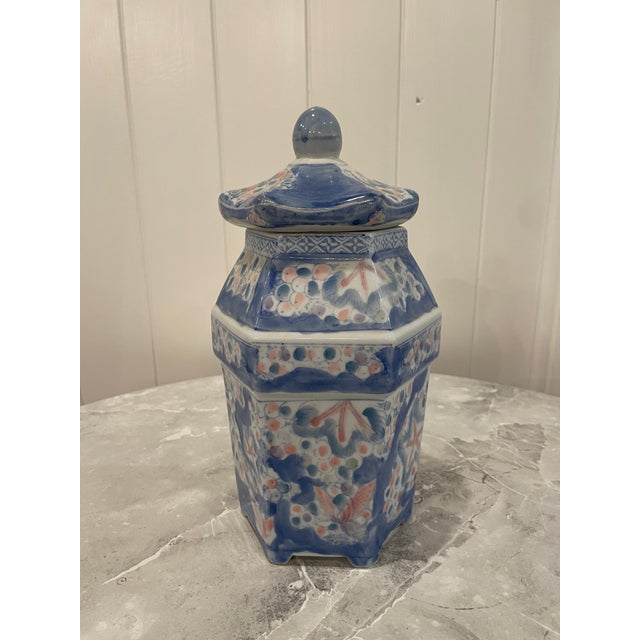 Blue Vintage Chinoiserie Chinese Blue and White Hand Painted Hexagon Lidded Ginger Jar For Sale - Image 8 of 9