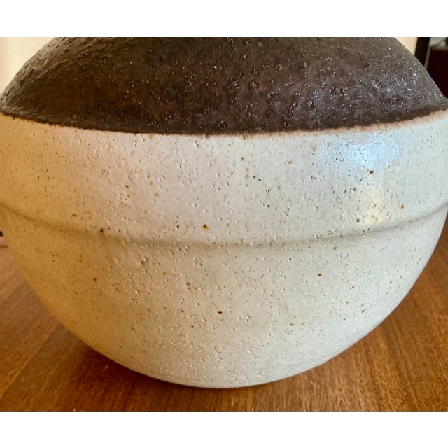 1970s Sculptural Mid-Century Modern Bruno Gambone Two-Tone Ceramic Table Lamp With Original String Shade For Sale In Sacramento - Image 6 of 9