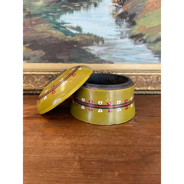 Wood Vintage Hand-Painted Lacquered Wood Lidded Box With Heart Motif. For Sale - Image 7 of 9