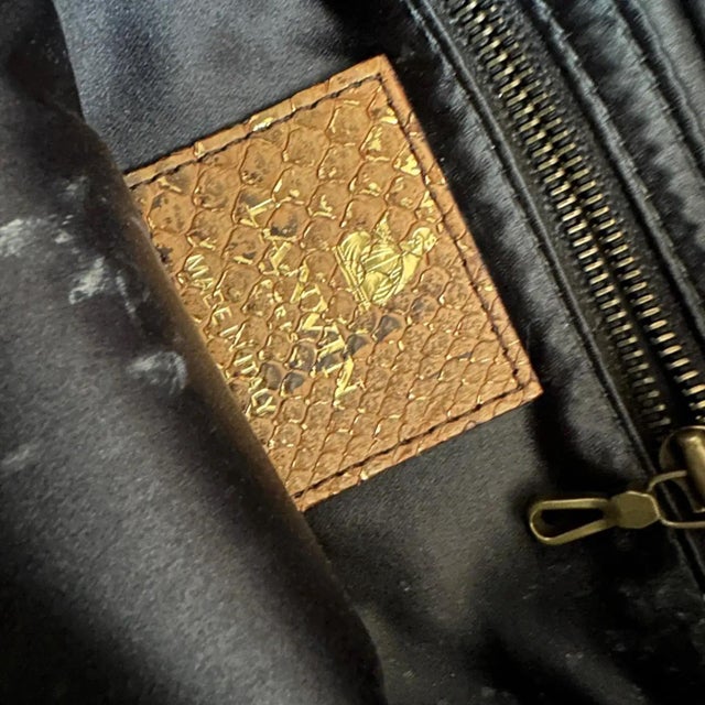 Lanvin 1980s Elegant Embossed and Gilded Leather Baguette Bag by Lanvin Paris For Sale - Image 4 of 14