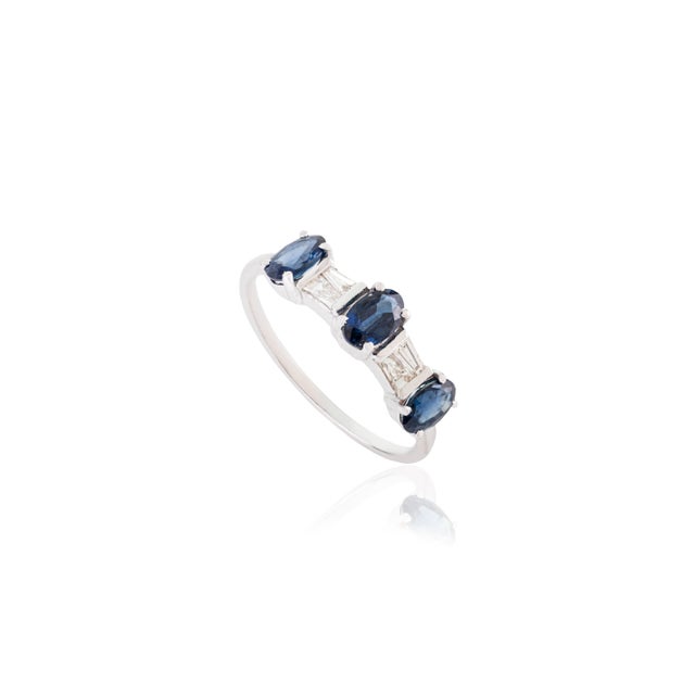 Mid-Century Modern Vintage Style Blue Sapphire and Diamond Three Stone Ring Size 4 in 14k White Gold For Sale - Image 3 of 13