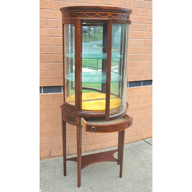 Early 20th Century Italian Louis XV Style Marquetry Inlaid Mahogany Vitrine Cabinet For Sale - Image 4 of 12
