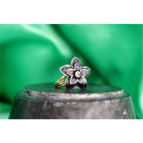 Metal Gold and Silver Flower-Shaped Ring with Diamond Chips For Sale - Image 7 of 7