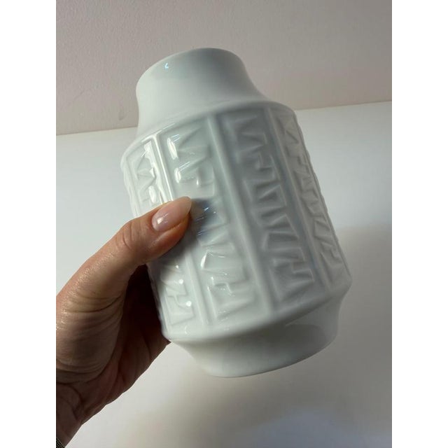 A dynamic relief object: This white vase by Winterling Bavaria captivates with its graphic design and modern architectural...