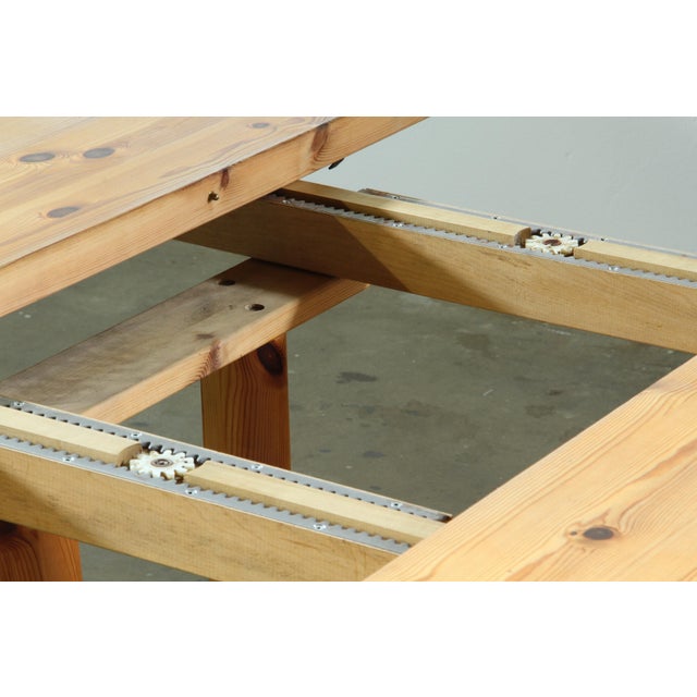 Contemporary Vintage Round Extendable Pinewood Dinning Table from Dyrlund, 1980s For Sale - Image 3 of 18