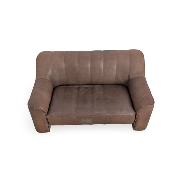One of two high-quality DS44 two-seater sofas by de Sede with a beautiful patina. The traditional Swiss manufacturer de...
