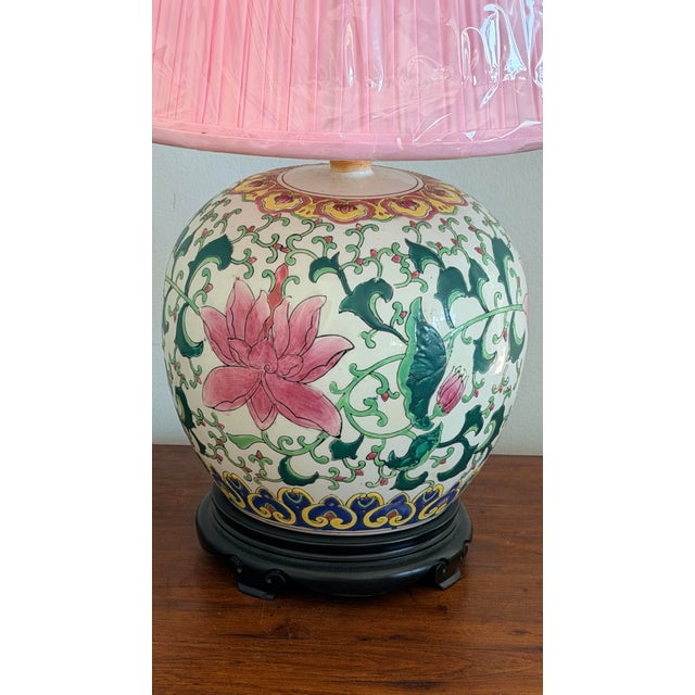 1960s Chinoiserie Ginger Jar Lamp With Pink and Green Floral Design and Pink Shade For Sale - Image 9 of 10