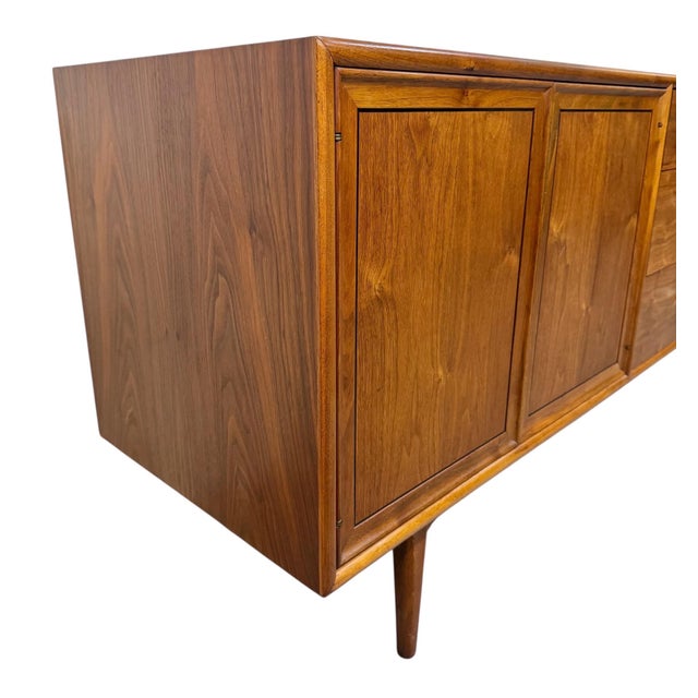 This listing is for a Mid-Century Modern Drexel Declaration 10-Drawer Walnut Dresser. Featuring a straight line design,...