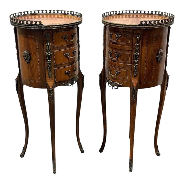 1940s Pair of French Louis XV Style Inlaid Round Nightstands With Gallery For Sale
